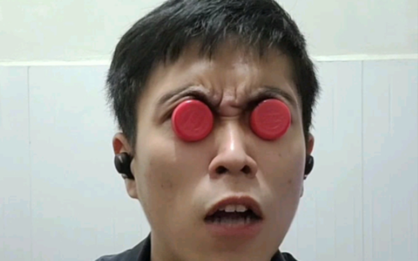 复刻fw刀哥拿瓶盖当眼睛 结果尴尬了