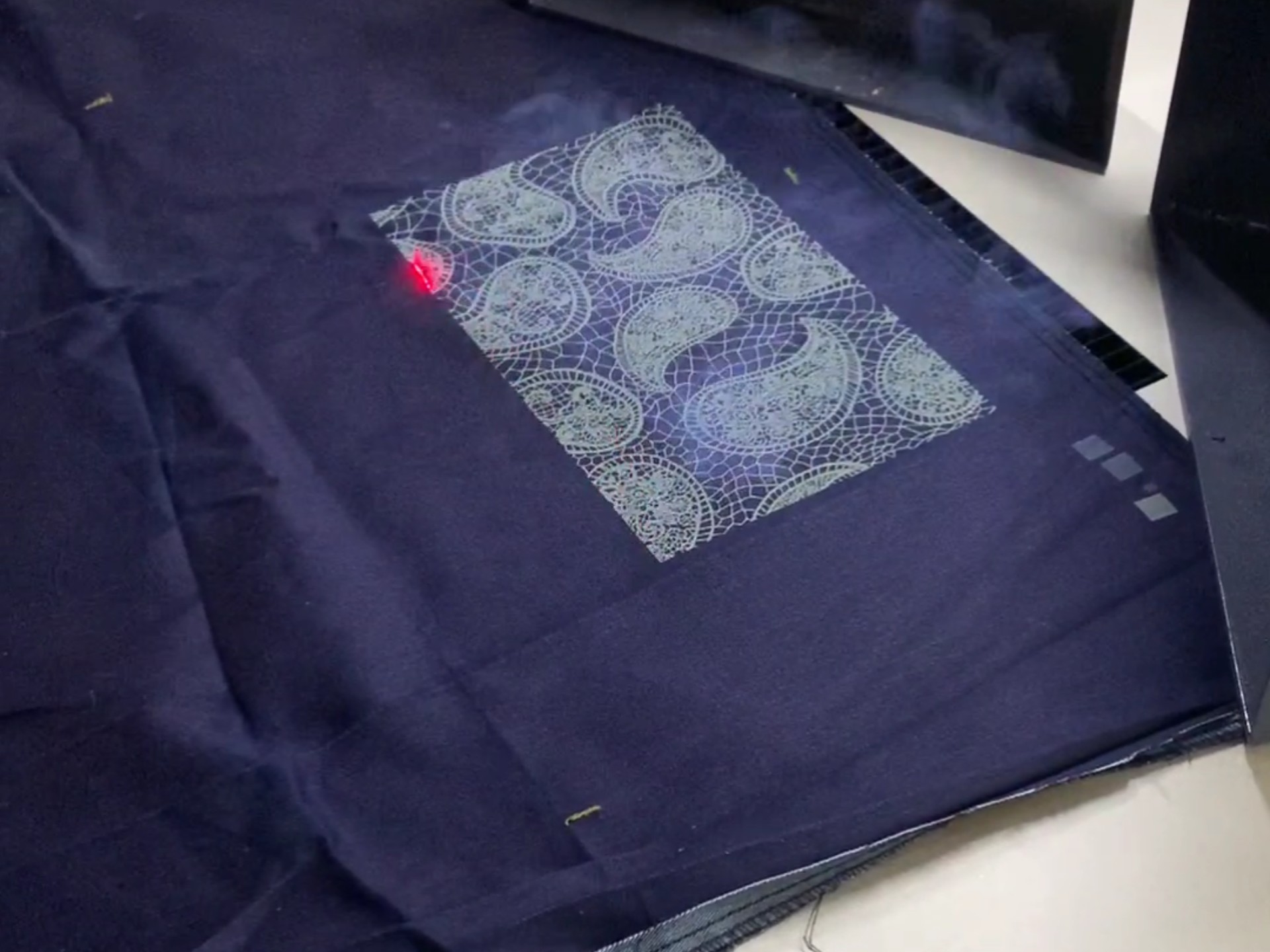 激光烧花技术应用在牛仔面料上