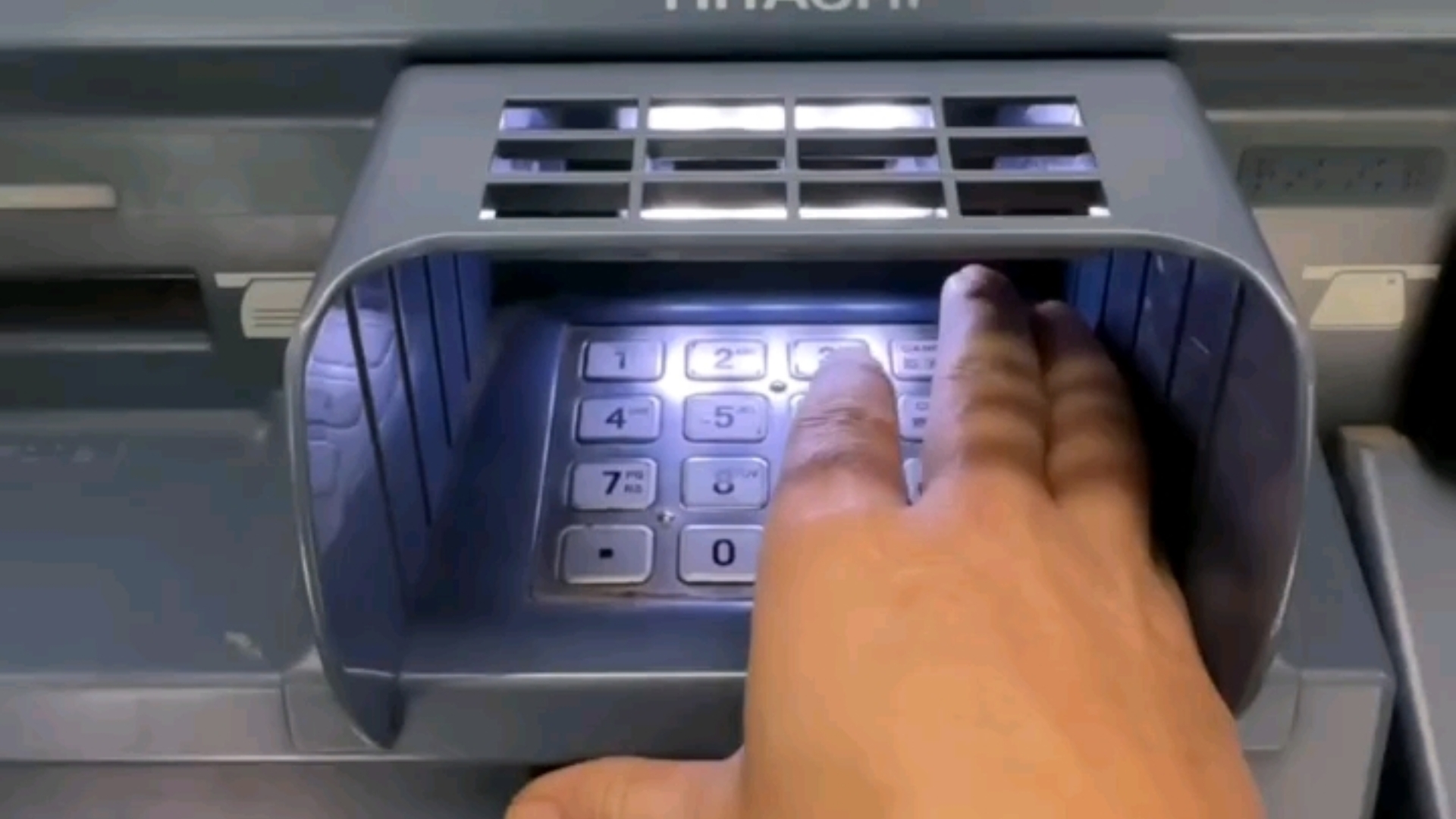 小伙子来中国工商银行ATM机取现哔哩哔哩bilibili