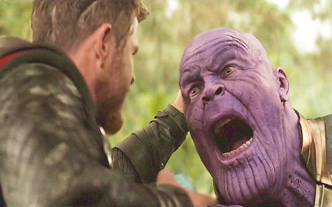 雷神把战斧捅进了灭霸的胸膛,却还是杀不死他,这灭霸太强大了!