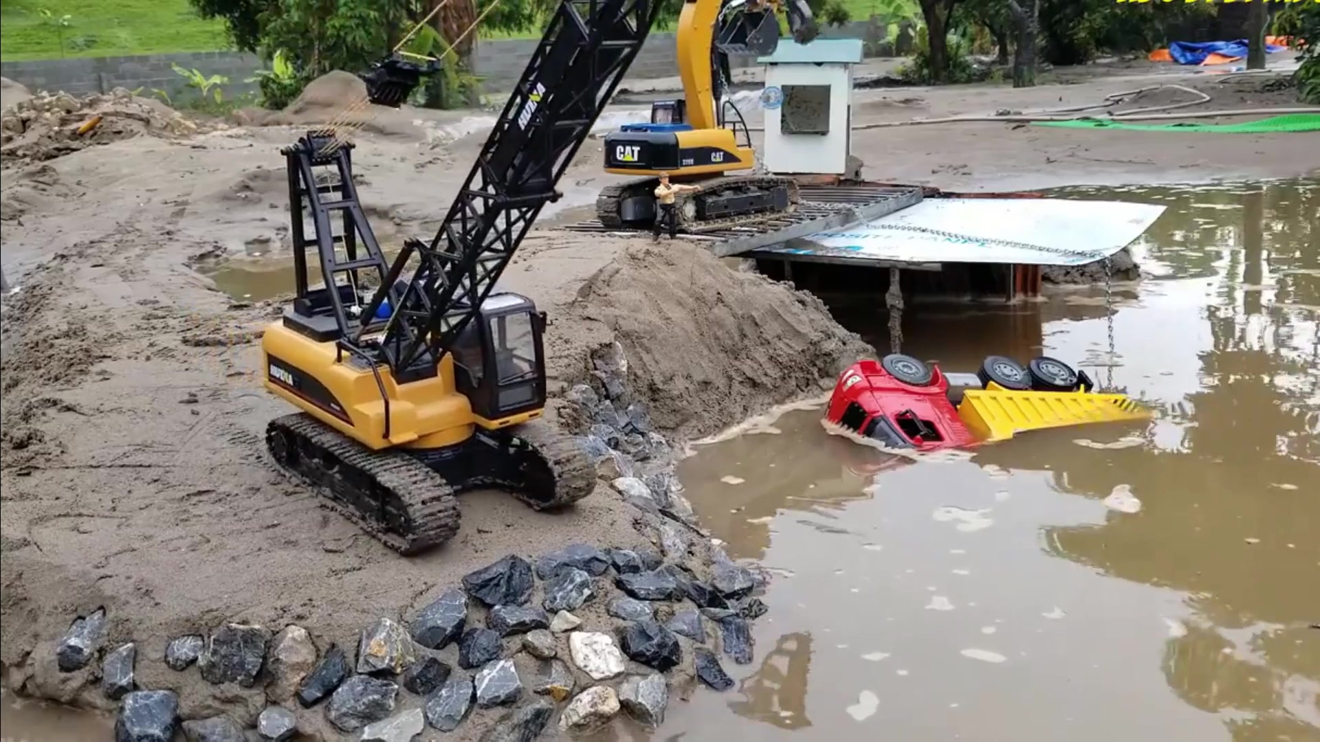 挖掘机吊车工程车儿童玩具:参与救援任务,救出掉到水里的卡车