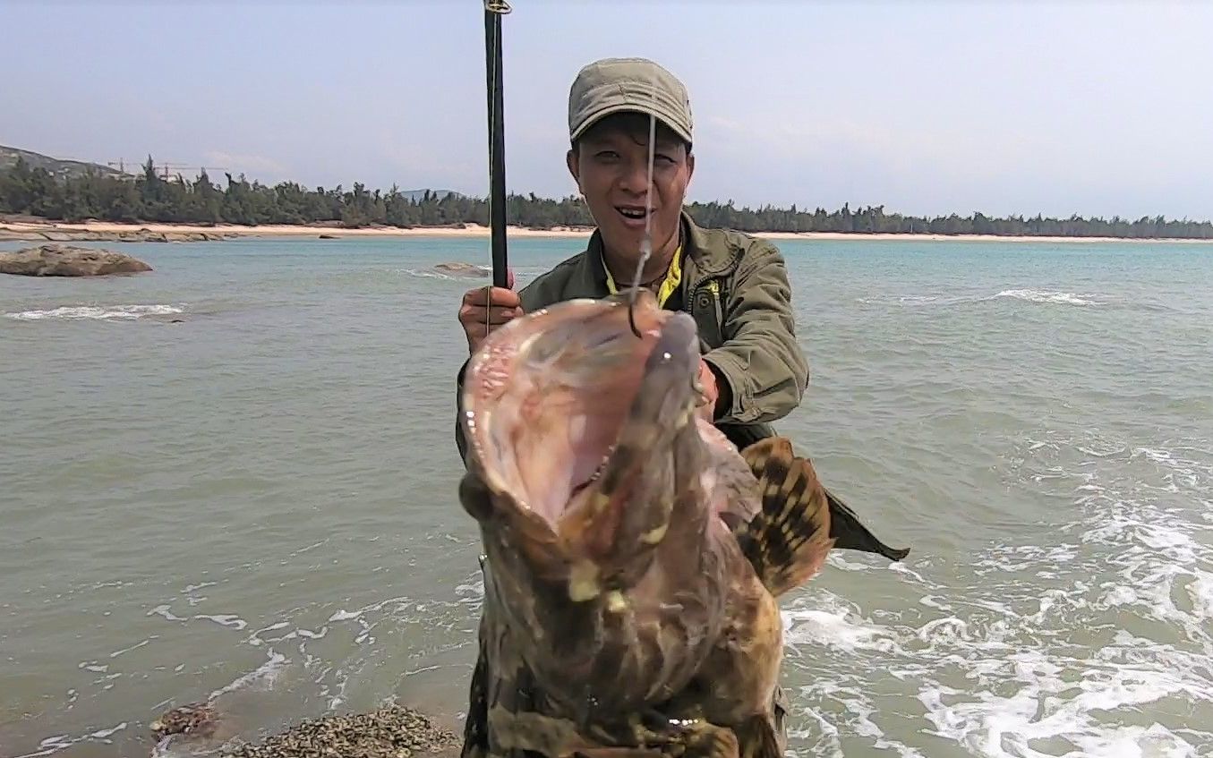 赶海来钓鱼,大海货把鱼竿都拉弯了,把小伙激动坏了