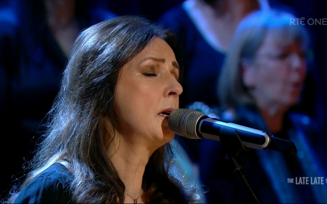 [图]［莫雅·布伦南］Moya Brennan & the RTÉ Philharmonic Choir - 'Down by the Sally Gardens'