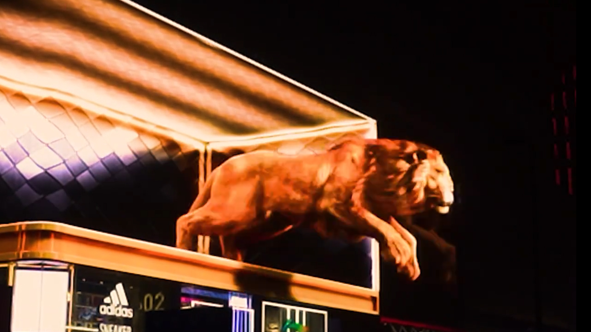 成都太古里裸眼3d屏上新狮子王狮子跃出屏幕瞬间令人震撼