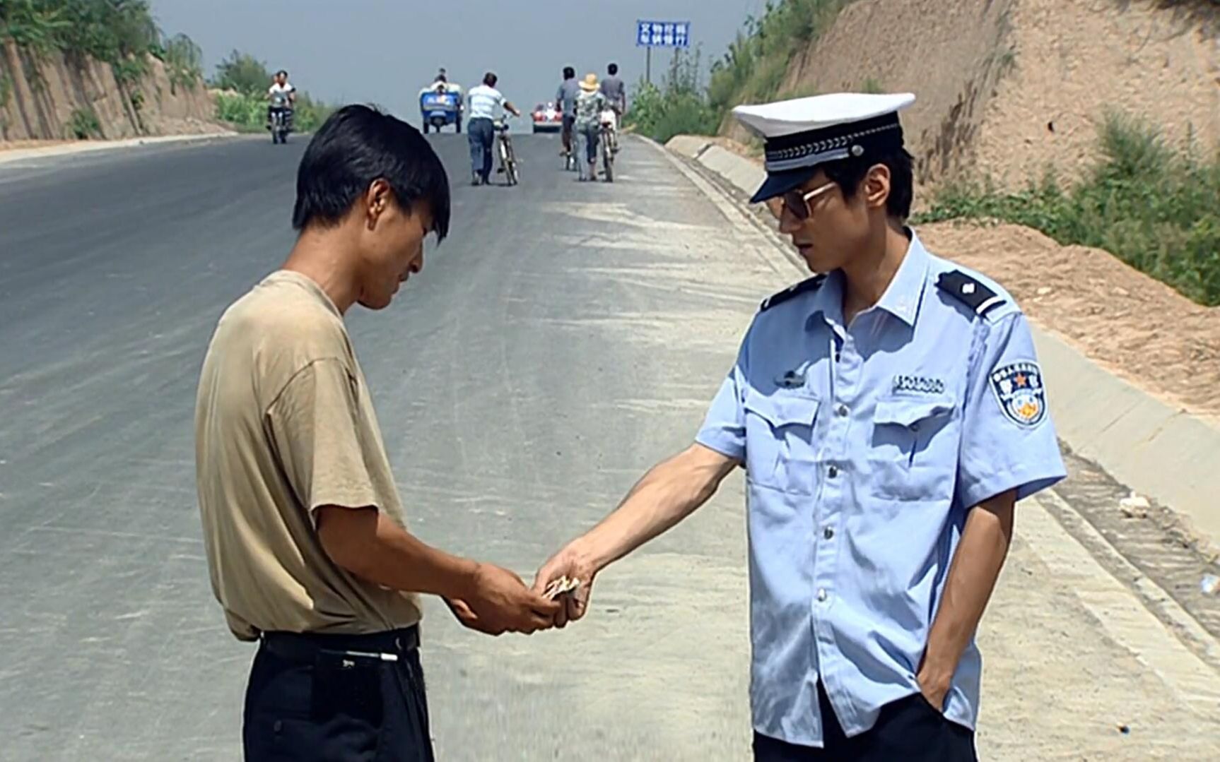 剧情片:男主意外得到一身制服,从此便冒充交警,到处开罚单捞钱哔哩哔哩bilibili