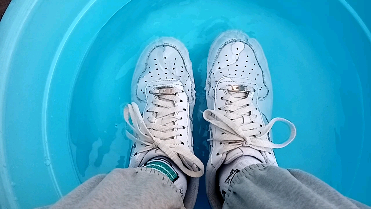 鞋子湿了,泡水了,铁铁们喜欢穿鞋子玩水的都把视频发起来!