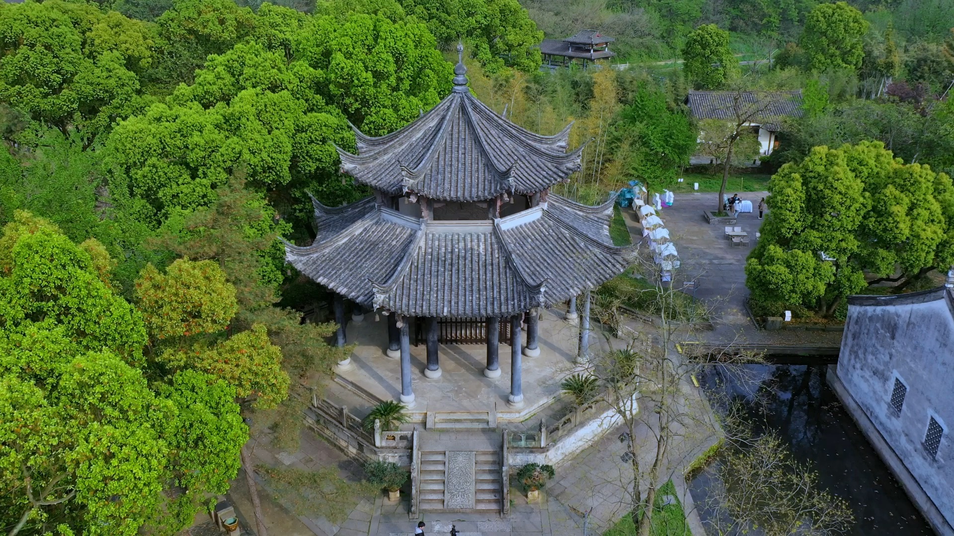 [图]走进书画里的绍兴古城，感受王羲之《兰亭集序》的震撼，去徐渭艺术馆品味建筑艺术和光影美学，再去青藤书屋看看徐渭读书的地方，这样一座藏着人们对生活的热爱和期许的城…