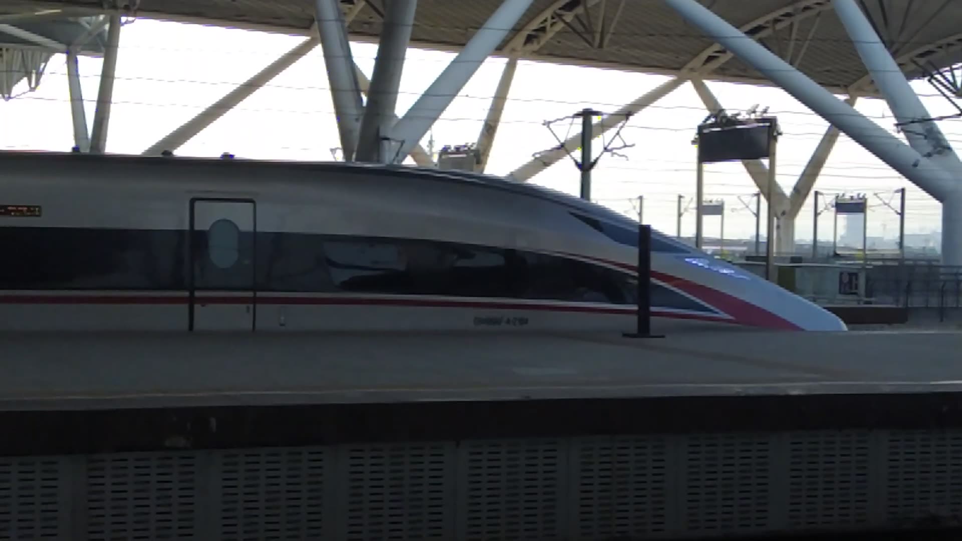 2021年1月13日,g320(深圳北-重庆西)广州南站出站.