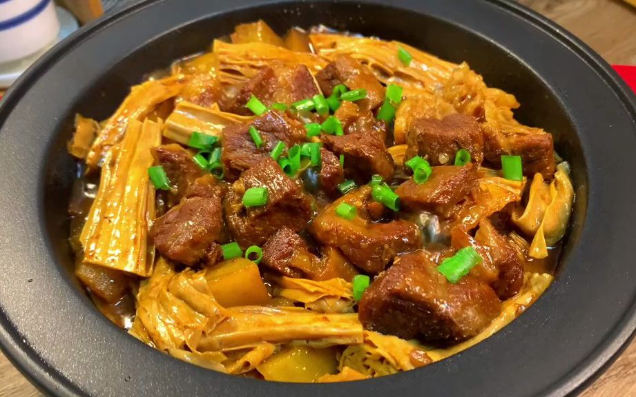 牛腩腐竹煲这样做也太下饭了,连吃三碗都不够!