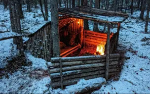 Скачать видео: 独自在庇护所中躲避暴风雪，不说话，吃着烤肉喝着红茶，太惬意了