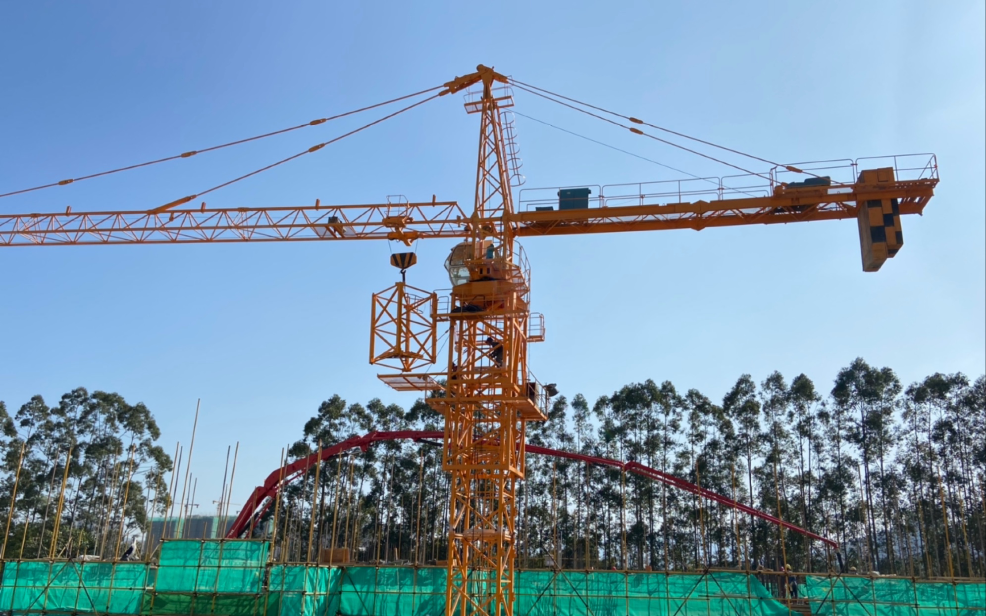 建筑工地塔机顶升