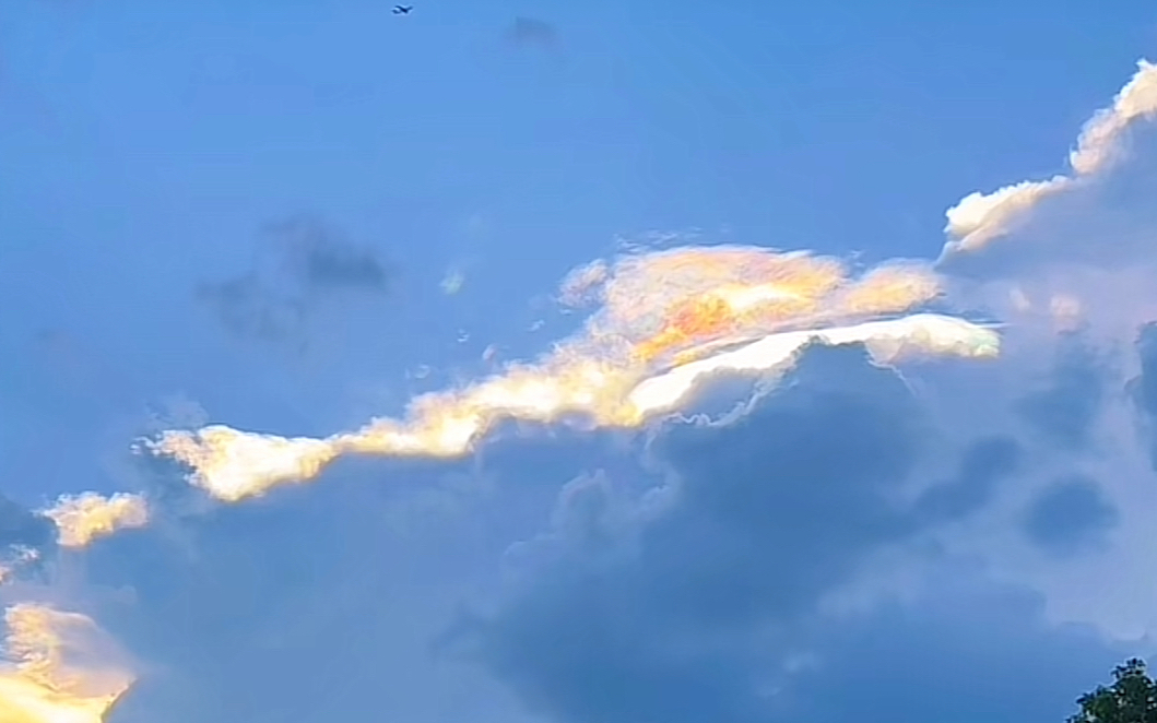 "昨日武汉上空,七彩云朵绚烂如画"