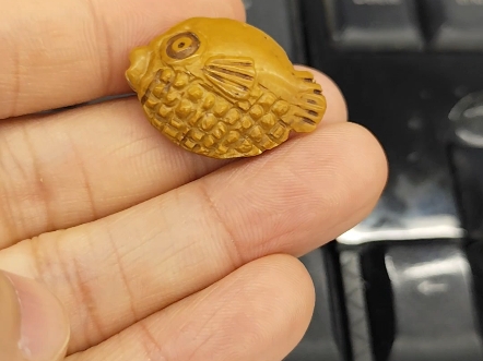 杏核雕刻河豚
