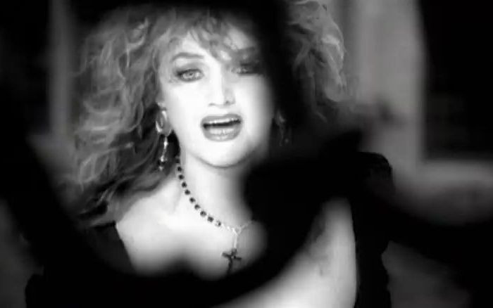 [图]Bonnie Tyler - Making Love (Out of Nothing at All)；1995；黑白阴郁风MV