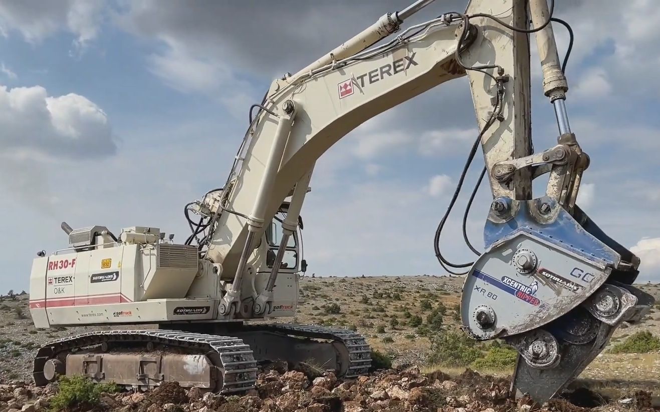 特雷克斯rh30f挖掘机户外作业