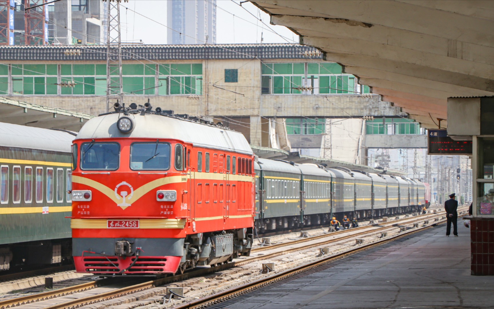 西局为数不多的内燃本务客车——西局西段df4b-2454牵引8355次(西安