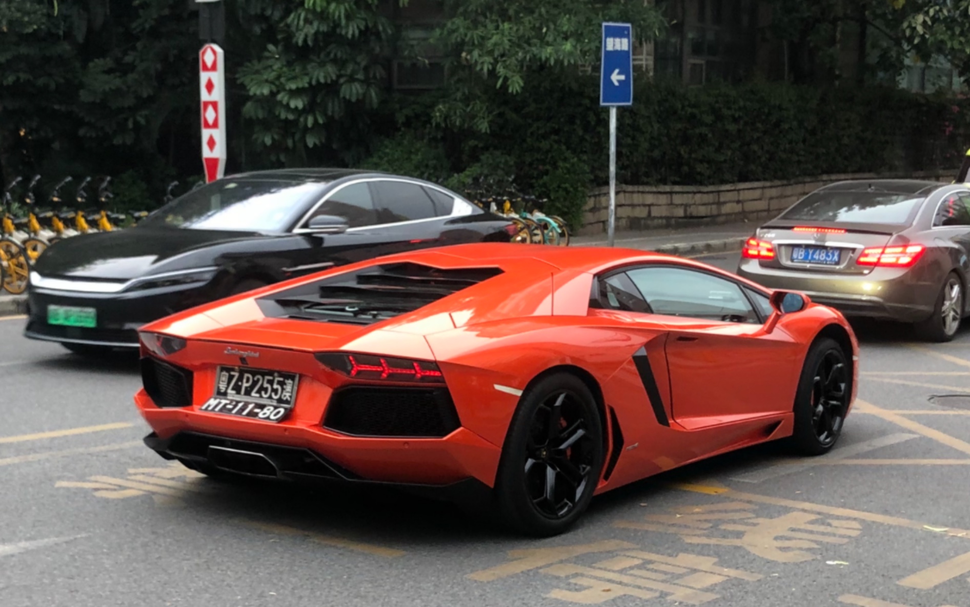 不仅是超跑 也来看看深圳街头各种稀有豪车吧!