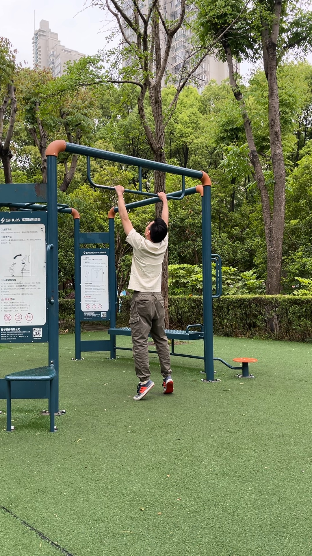 请教引体向上大佬,我这引体是不是不太标准?感觉手臂下放不够