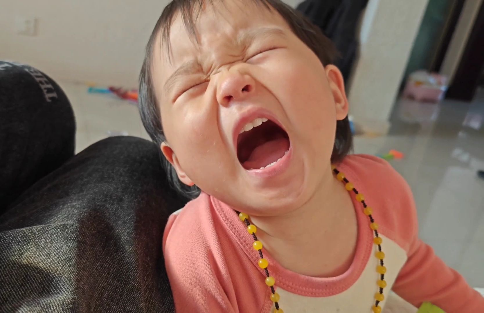 如何惹哭一个小朋友?答案:不给她吃糖