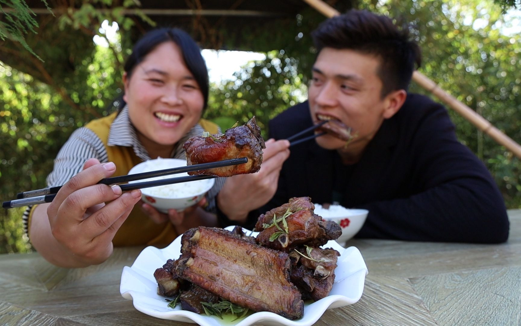茶叶能炖排骨?表哥大老远来,就为尝胖妹特色菜,嘴角流油啃得香