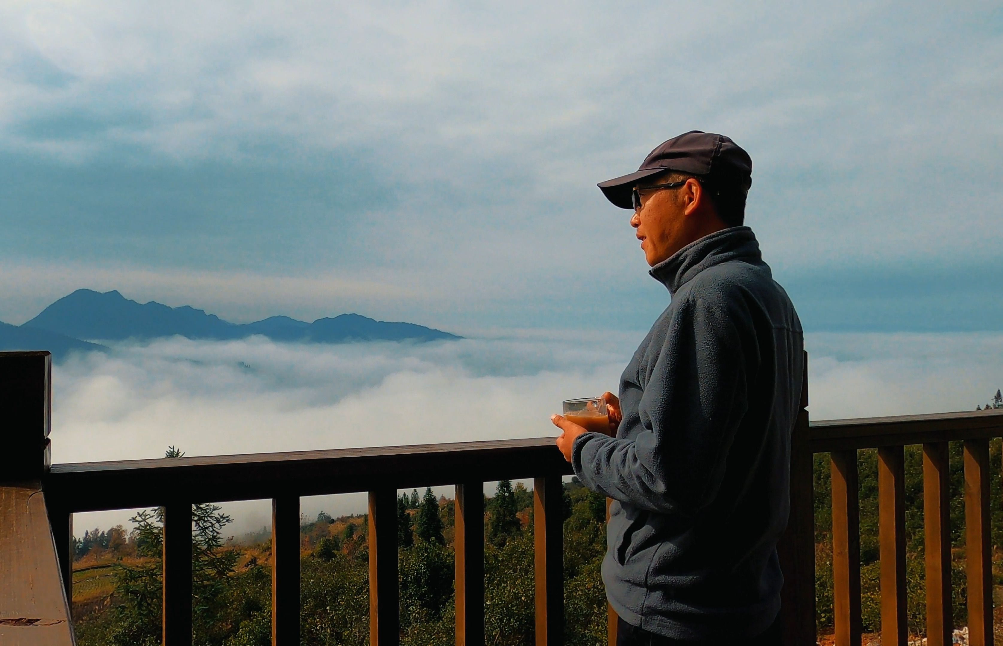 一个人开着小床车在山顶露营,享受这难得的独处时光,安静又自在
