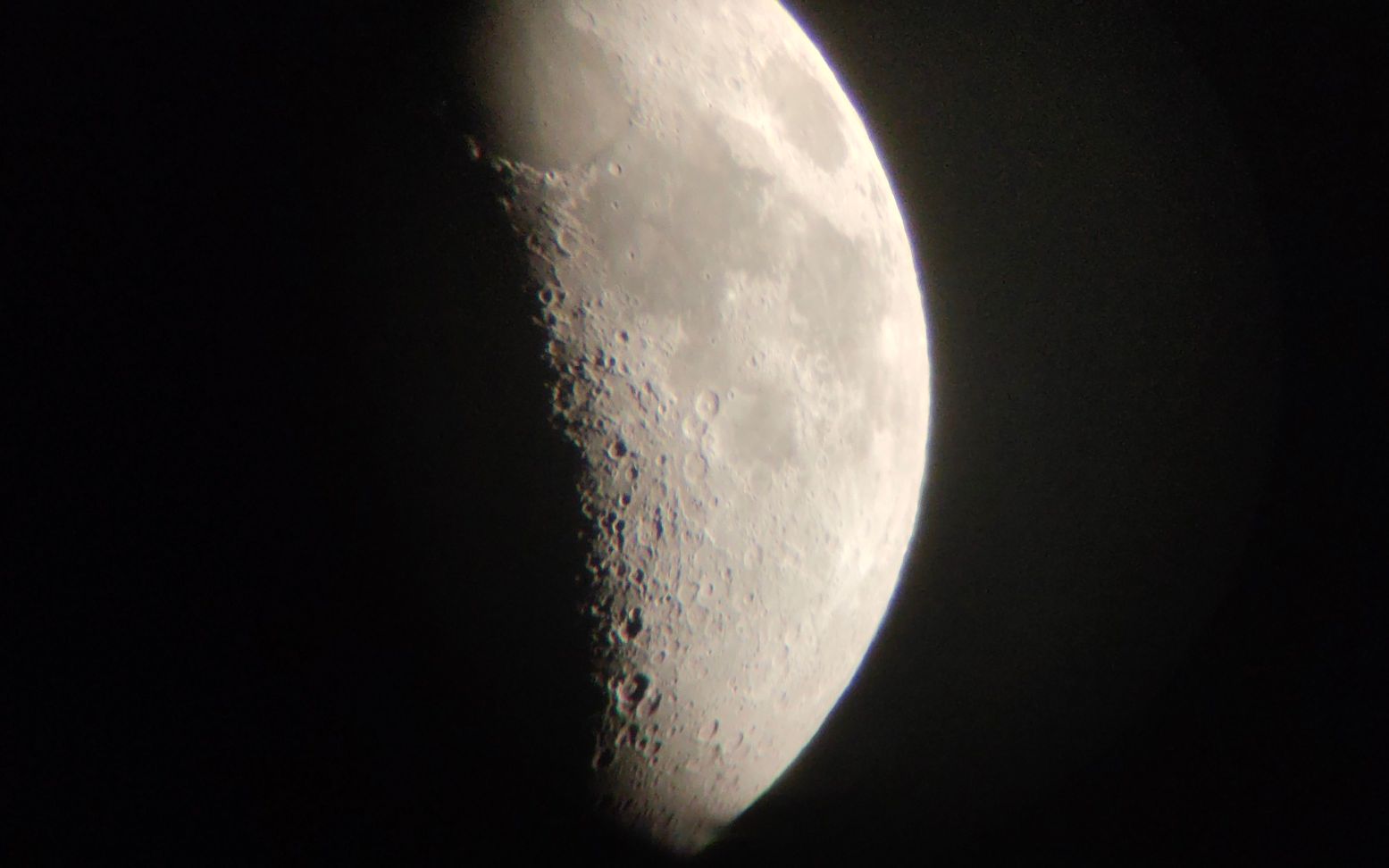 用天文望远镜看月球是怎样的体验