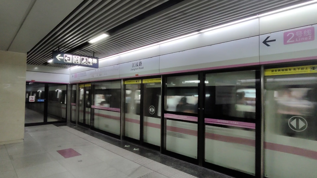 武汉地铁2号线江汉路b68列车(往天河机场)出站&b35列车(往武汉东站)