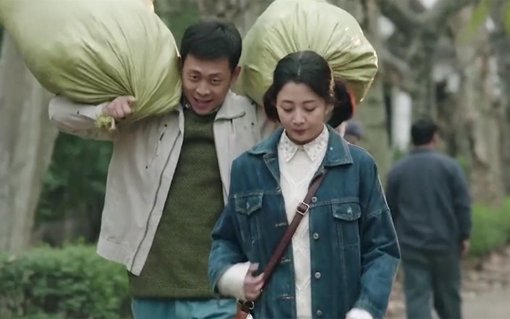 骆玉珠冒充厂长二姑进货,陈江河傻傻自称二姑夫,真是一家人_哔哩哔哩