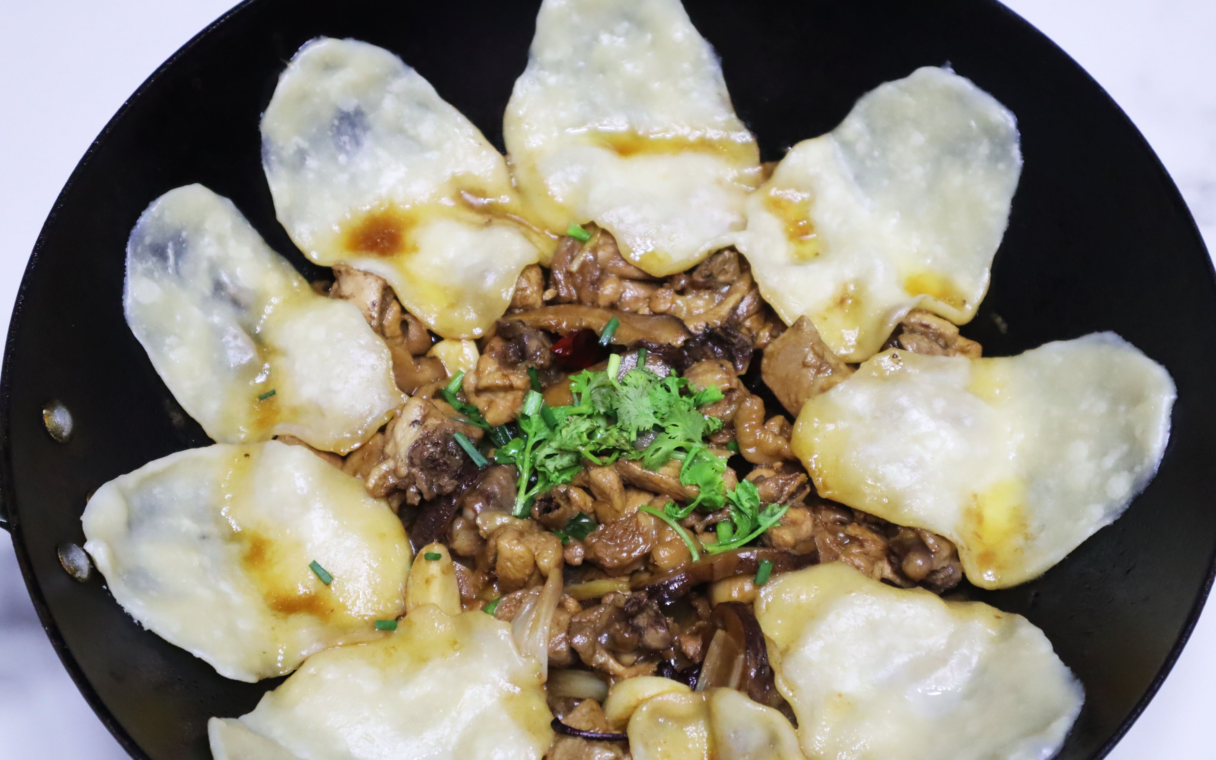 地锅鸡 —— 主食和菜一锅搞定 | 吸饱了鸡汤的贴饼子,你 一定要试试