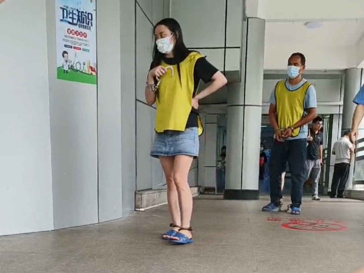 网友拍到在戴着手铐脚镣在医院体检的女嫌疑人