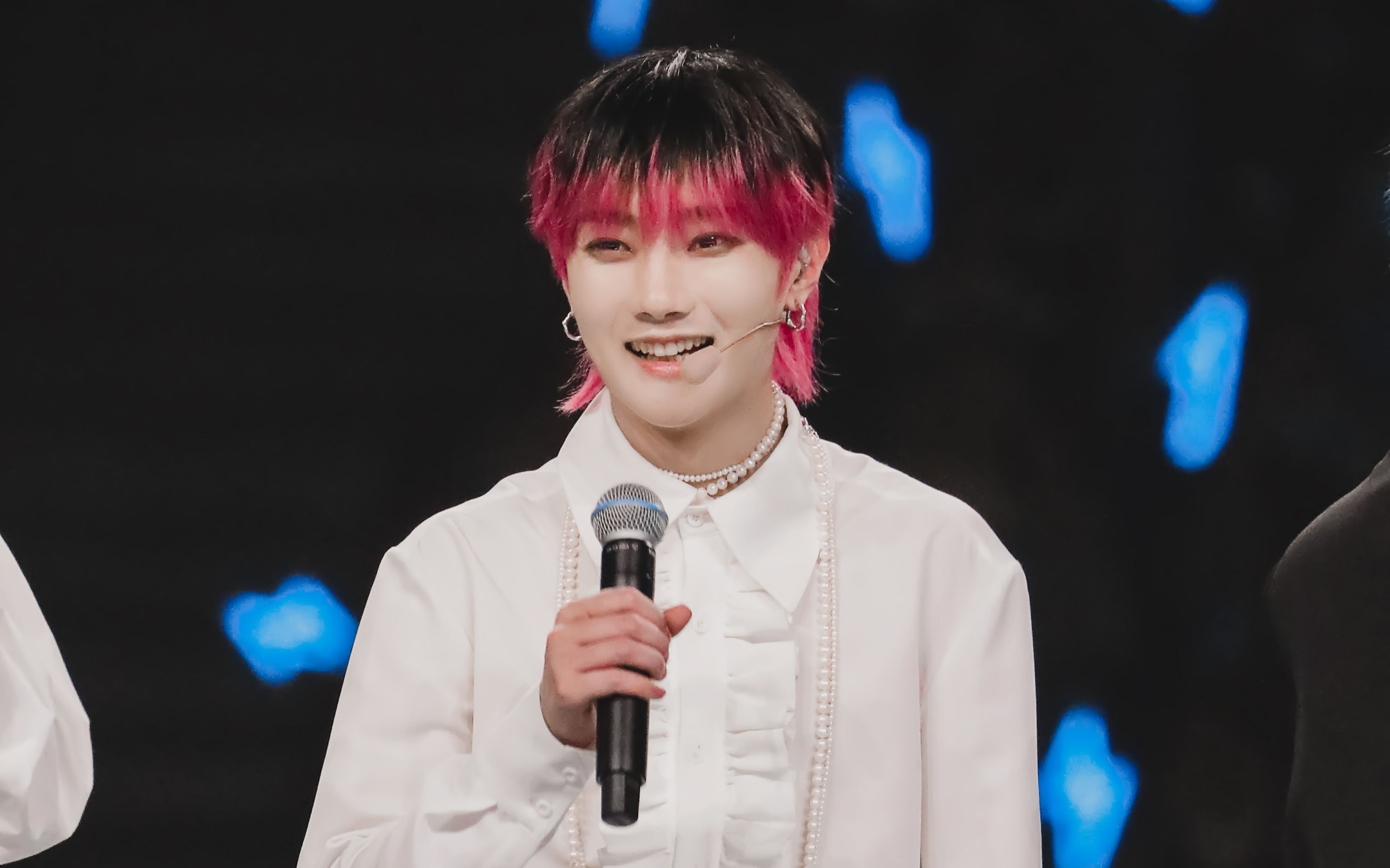 【r1se刘也】四专新歌《彼方世界》首秀——游刃有余的痞帅!