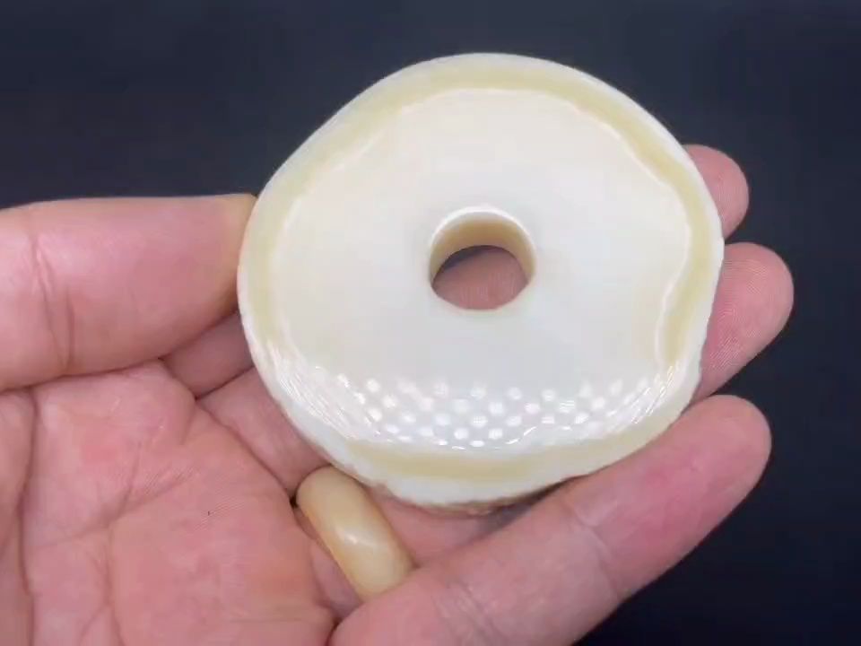 独角鲸牙:独角老料玉化皮大饼子,全品无瑕,顶级润度,极品