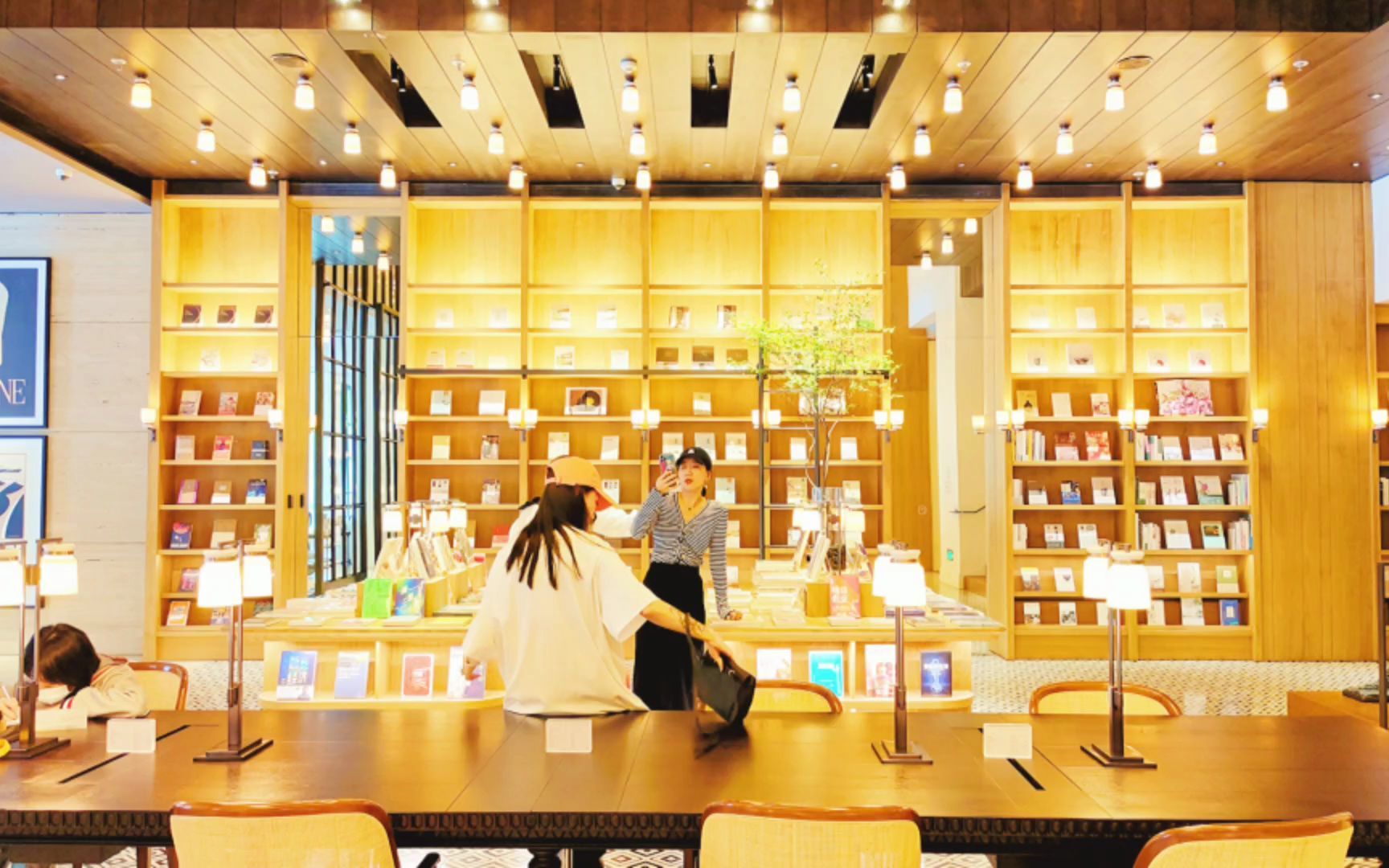 深圳最美咖啡书吧在哪里就在木棉花酒店在这里360度纸墨飘香