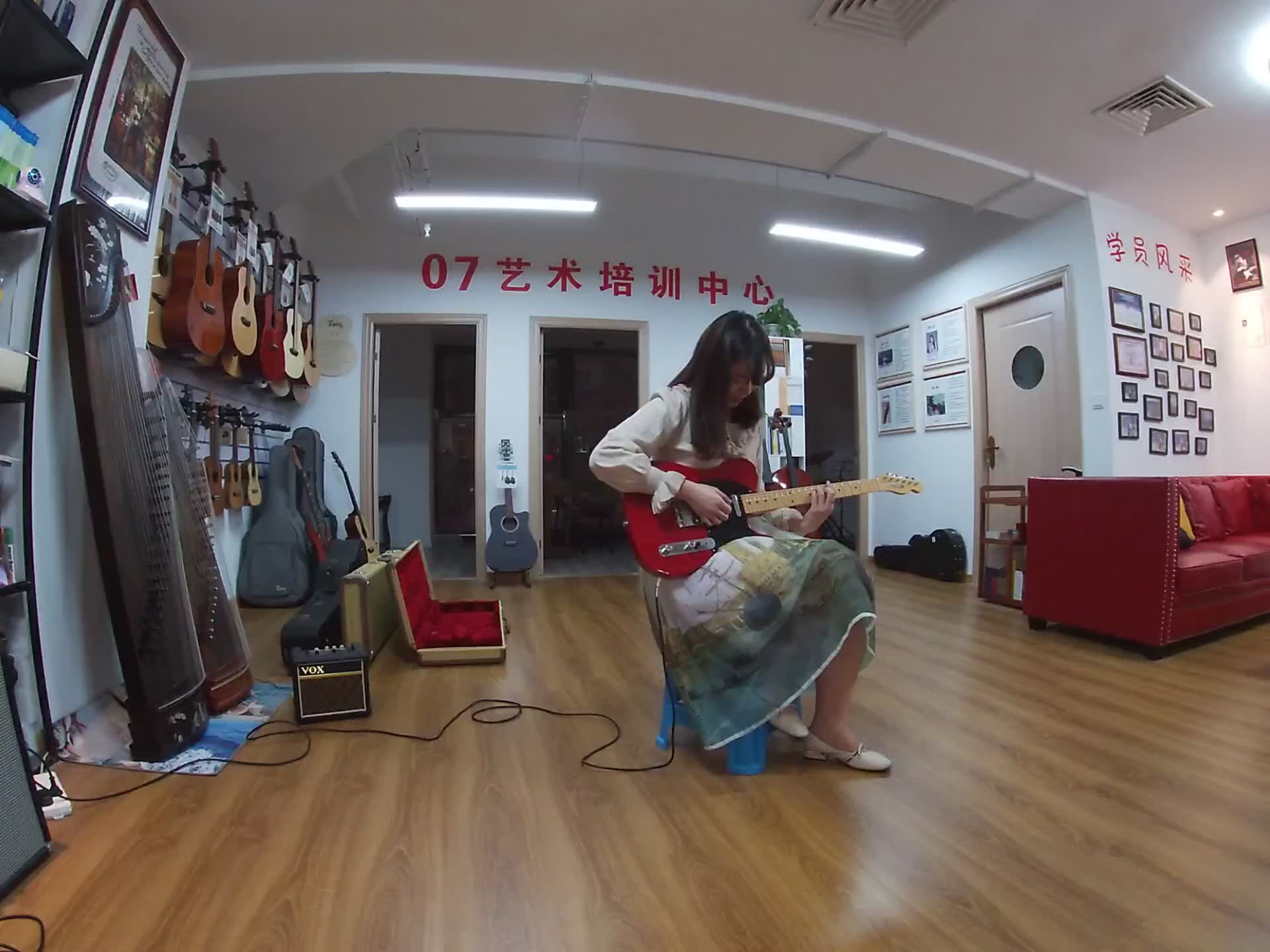 成年女学员电吉他弹奏sum41朋克乐队的pieces