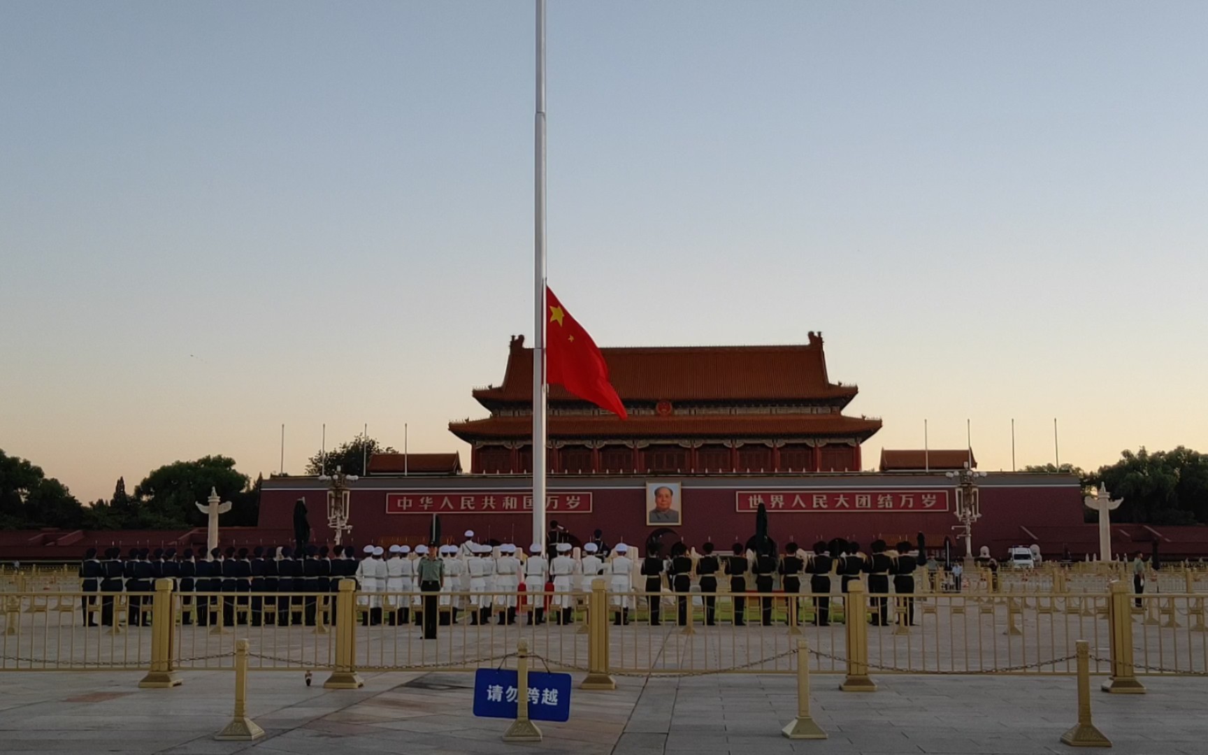 万人升国旗场面