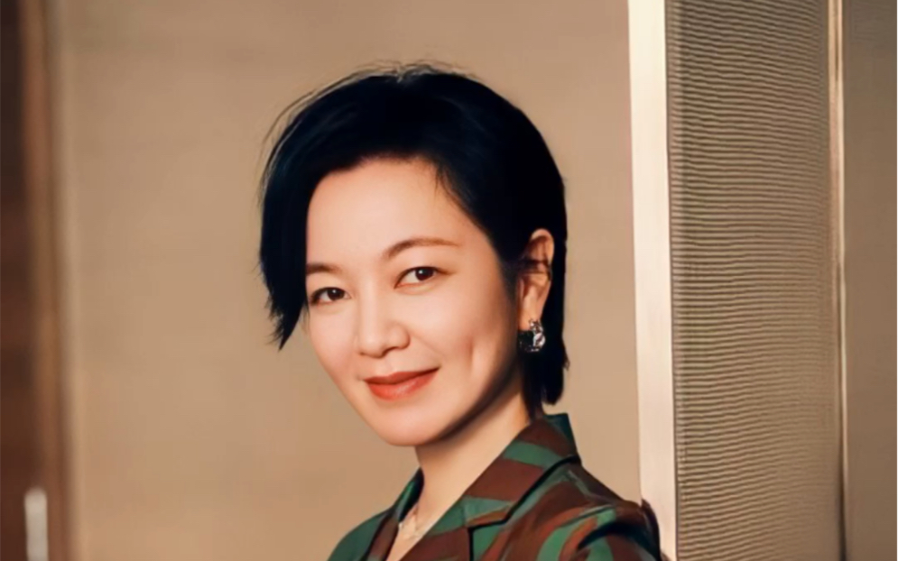 丑小鸭也能变天鹅!44岁的柳翰雅比20岁的阿雅美多了!