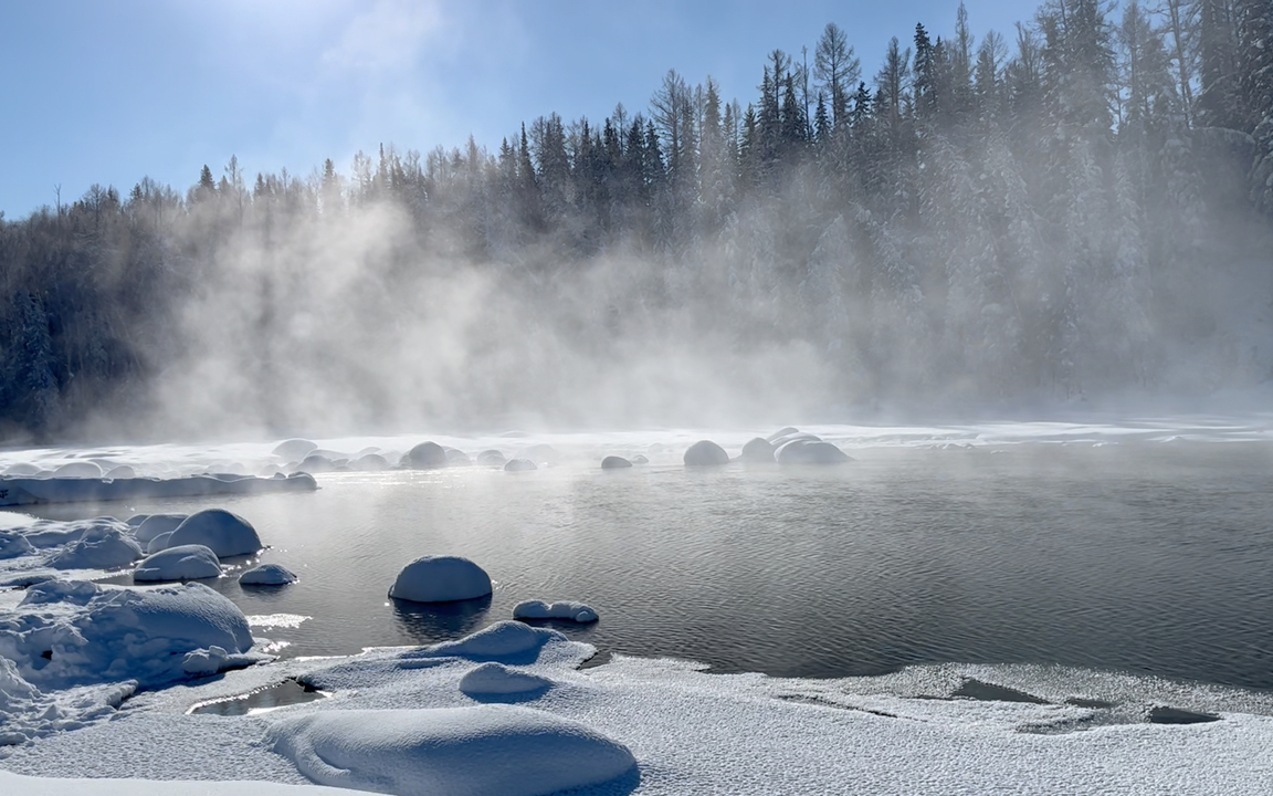 新疆喀纳斯冬日河边的晨雾