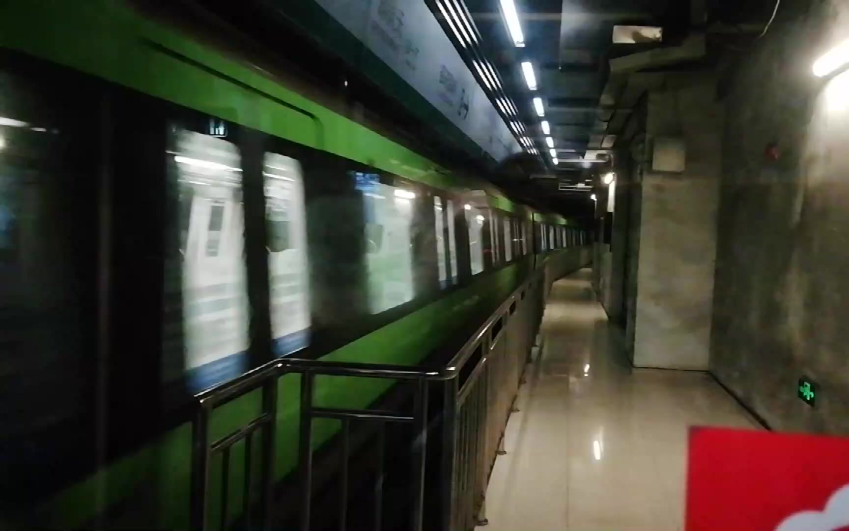 南京地铁3号线早高峰罕见泰冯路存车线发车不停站通过