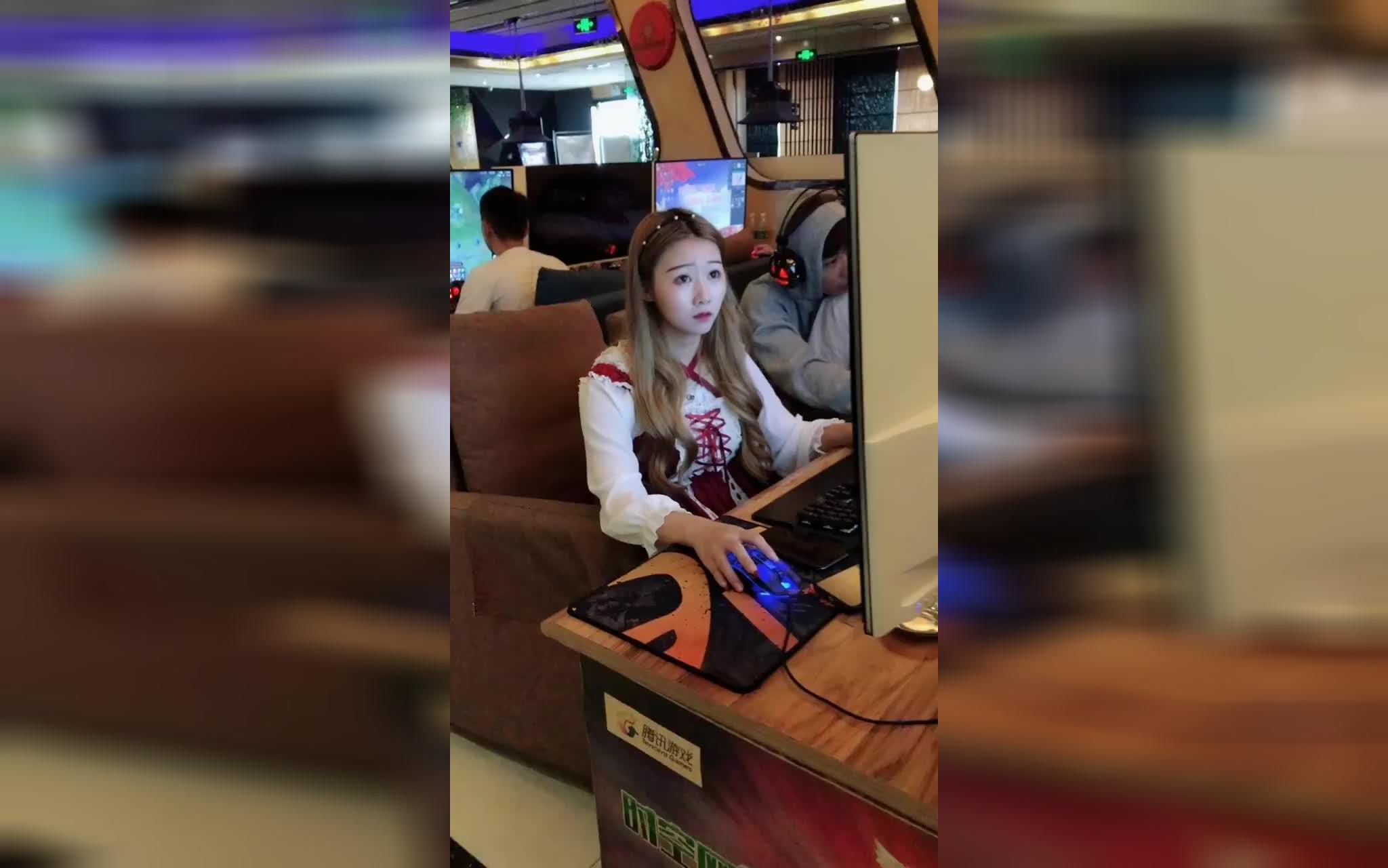 背叛的网管网吧套路呆萌女网管可爱女生竟然没打他