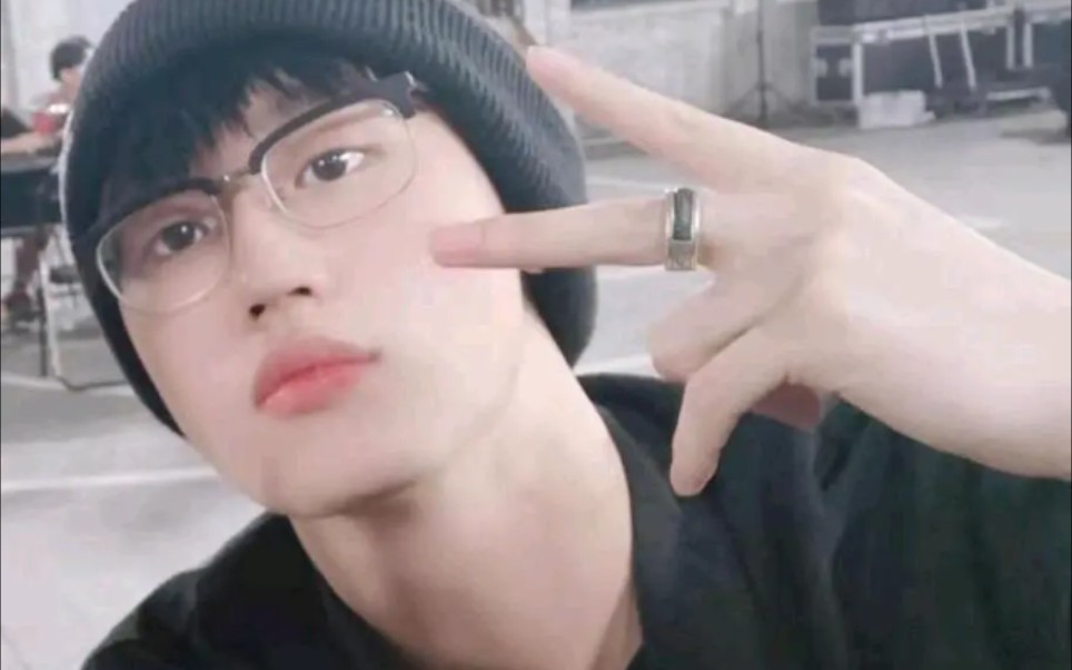 活动  ak刘彰|黑色半框眼镜镜和冷帽才是鸭鸭本体!