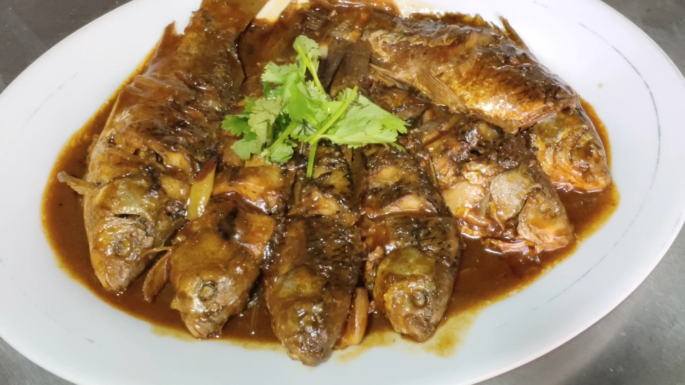 大厨教你做东北菜,酱焖鲫鱼,酱香浓郁,鲜香美味