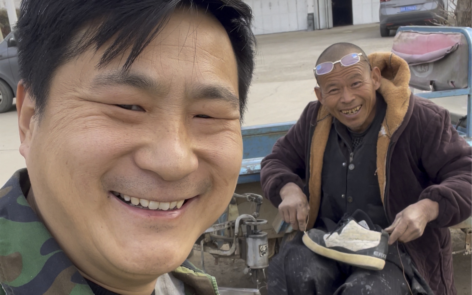 [图]你有多少年没有找过砸鞋匠补过鞋啦！记得小时候鞋坏了不舍得扔掉，就找砸鞋匠补鞋！好怀念啊！