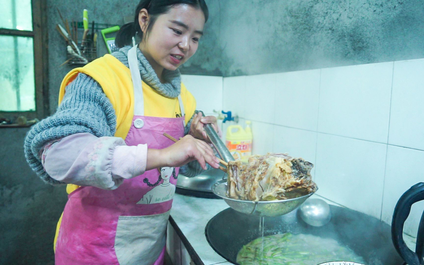 粉丝做客的第4天,小八拿出农村待客的硬菜,炖了锅正宗广元腊肉哔哩哔哩bilibili