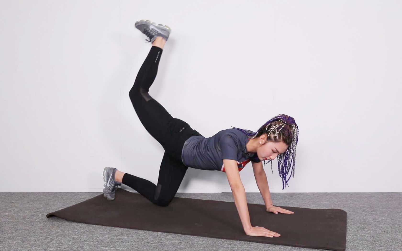 睡前做这4个动作,极速燃脂训练,比跑步减肥快3倍_哔哩哔哩_bilibili