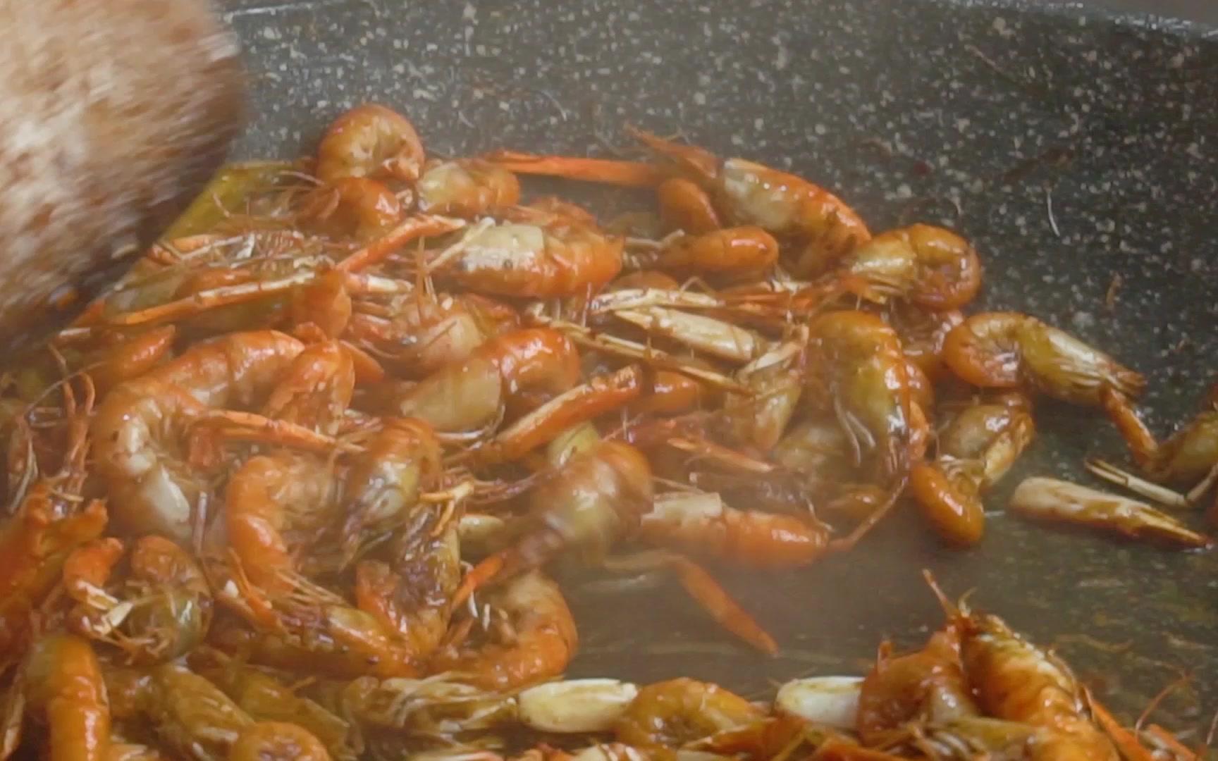 谁说越大的虾越好吃大厨拿手辣炒夹板虾便宜好吃家常做法