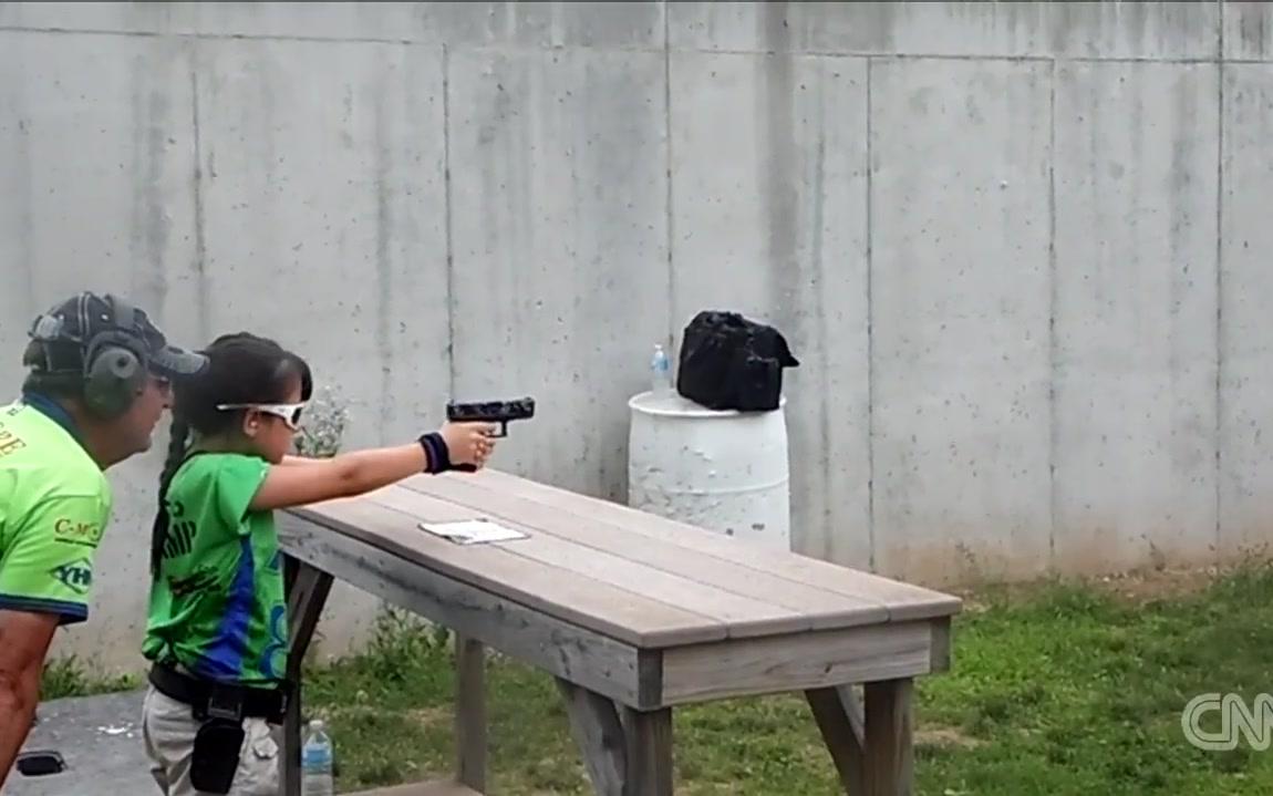 小女孩玩枪训练日常