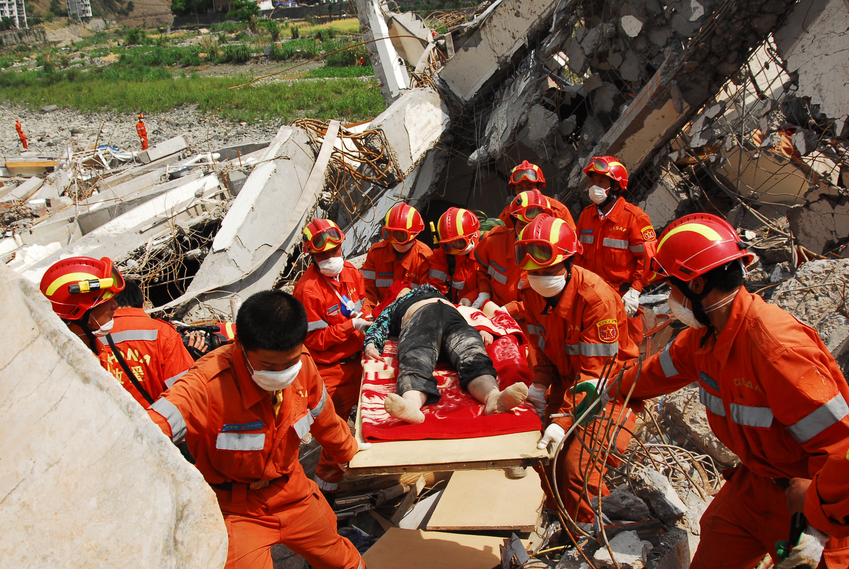汶川地震救援队图片