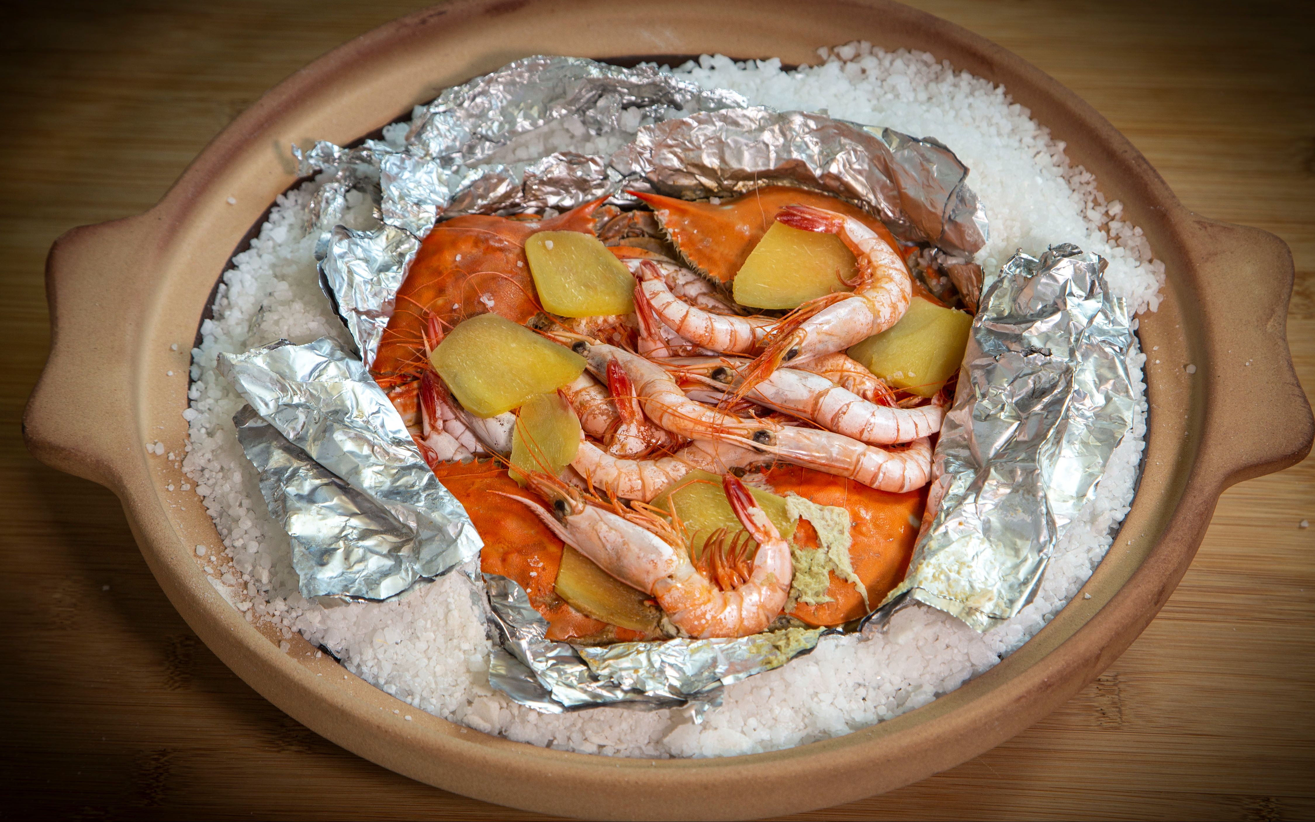 盐可多次利用的盐焗虾做法,海鲜肉类都可这样做,味道很原汁原味