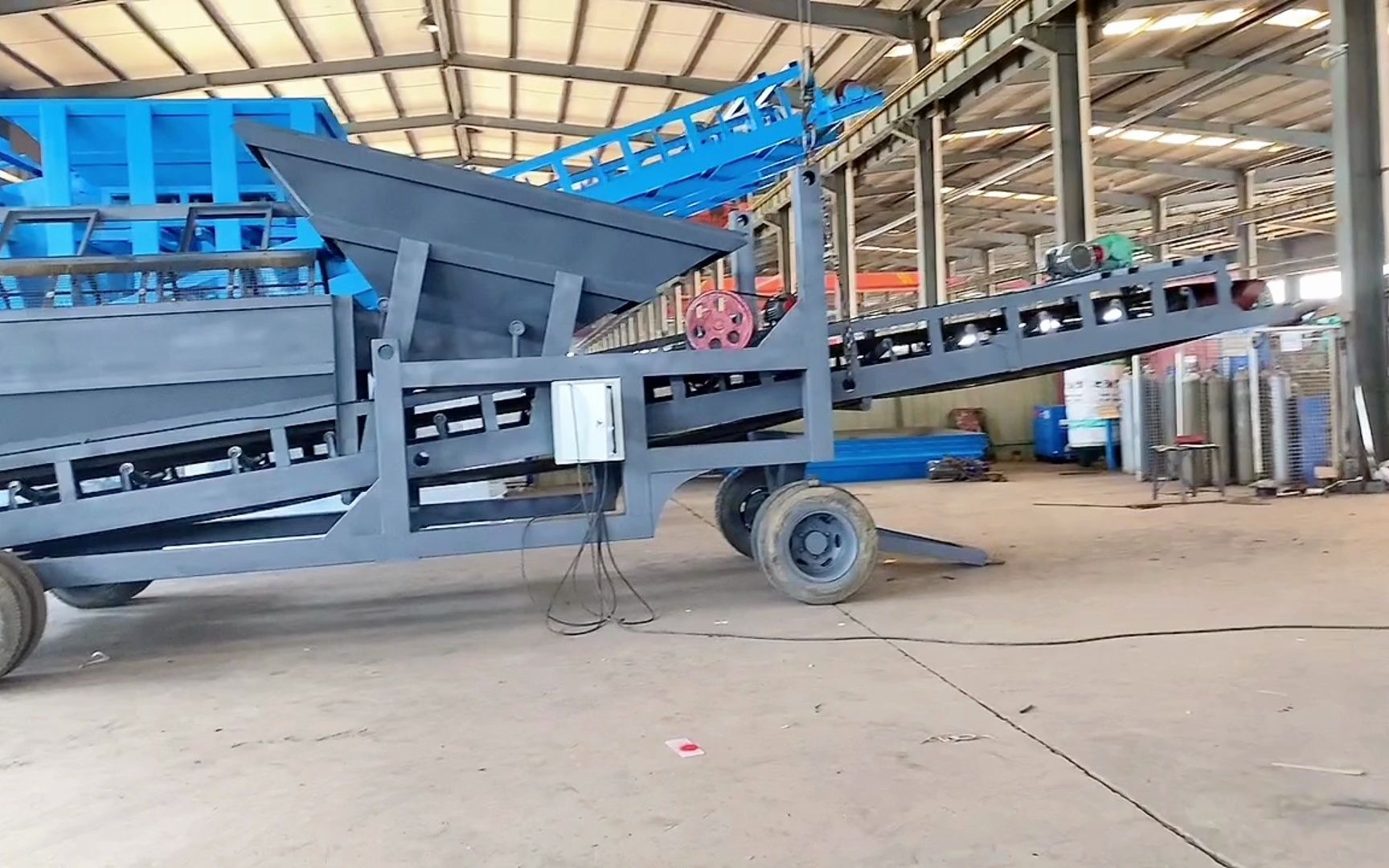 180型移动式滚筒筛分机调试中