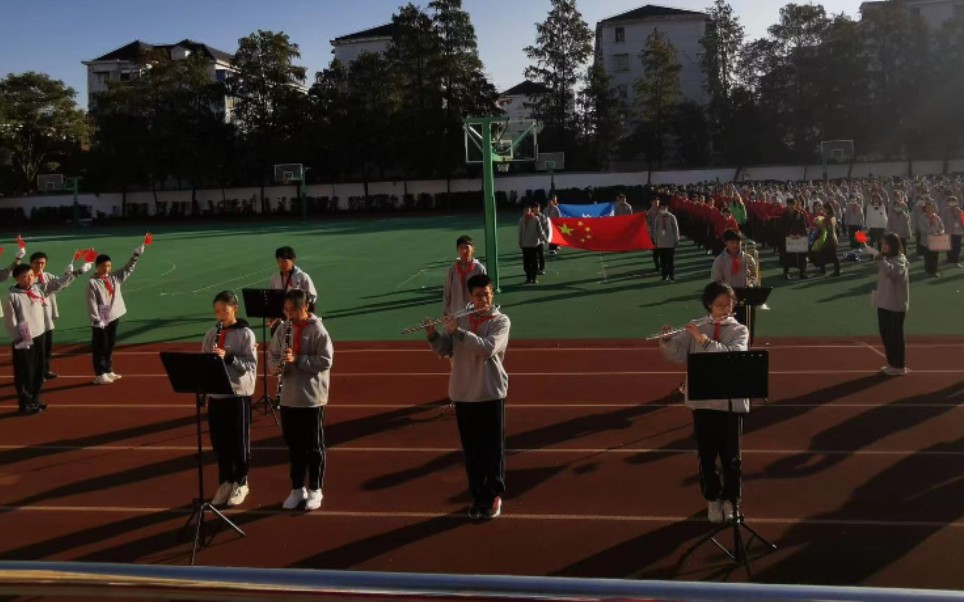 [图]管乐版《歌唱动荡的青春》 运动会开幕式表演 上海市洪山中学